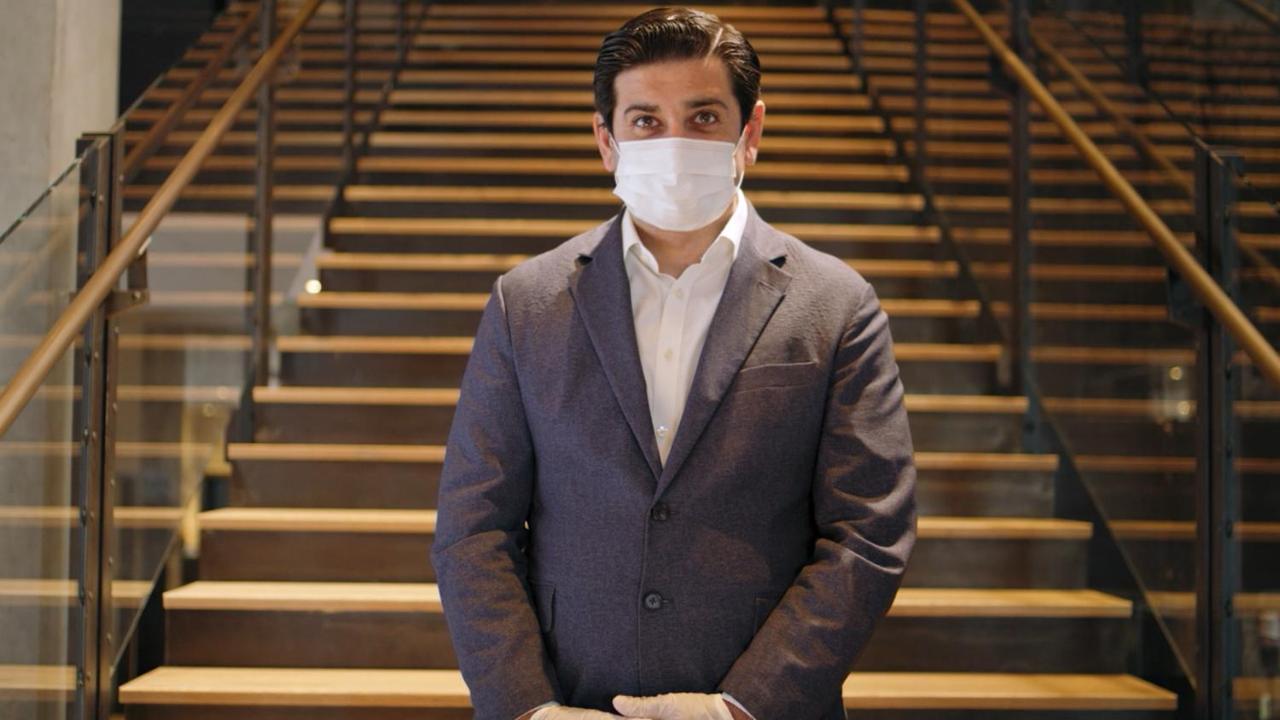 Holiday Inn Mumbai International Airport By Ihg Eksteriør bilde A hotel employee wearing a face mask