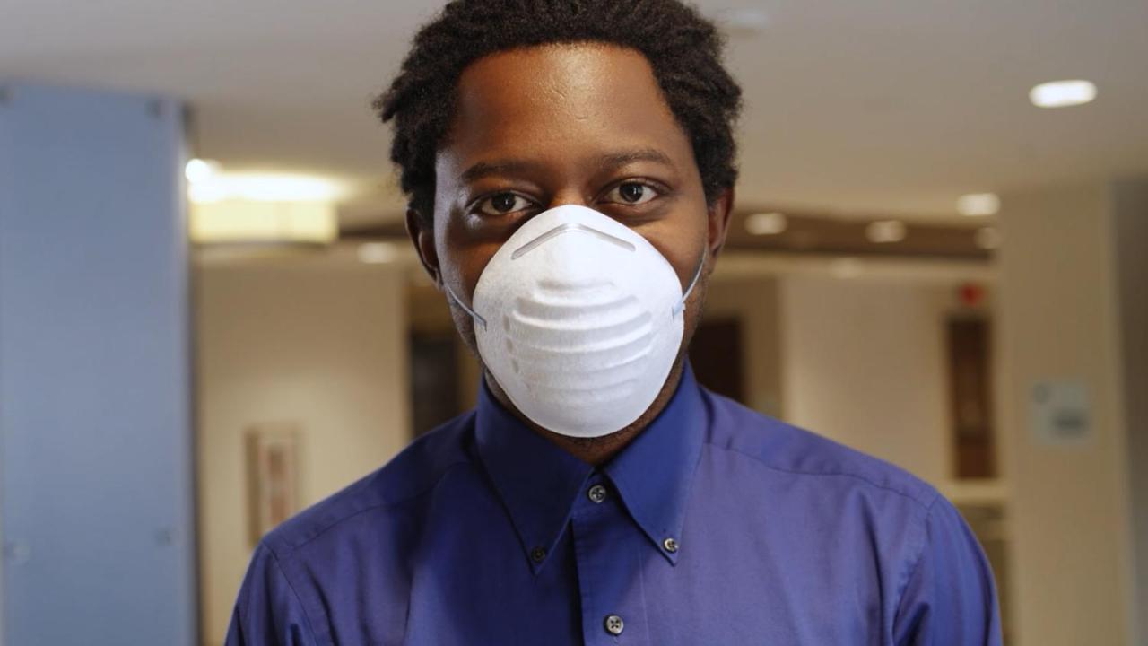 Holiday Inn Mumbai International Airport By Ihg Eksteriør bilde A man wearing a N95 respirator