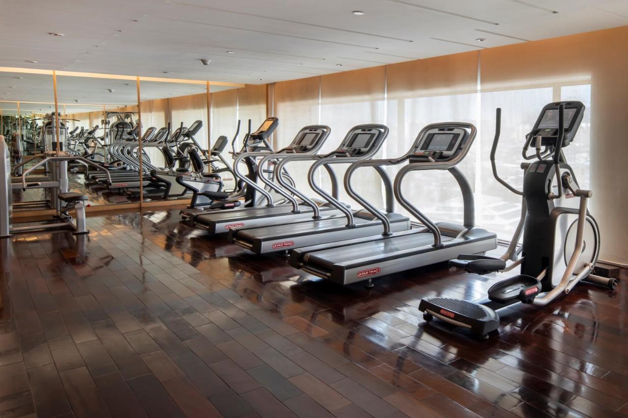 Holiday Inn Mumbai International Airport By Ihg Eksteriør bilde A row of treadmills