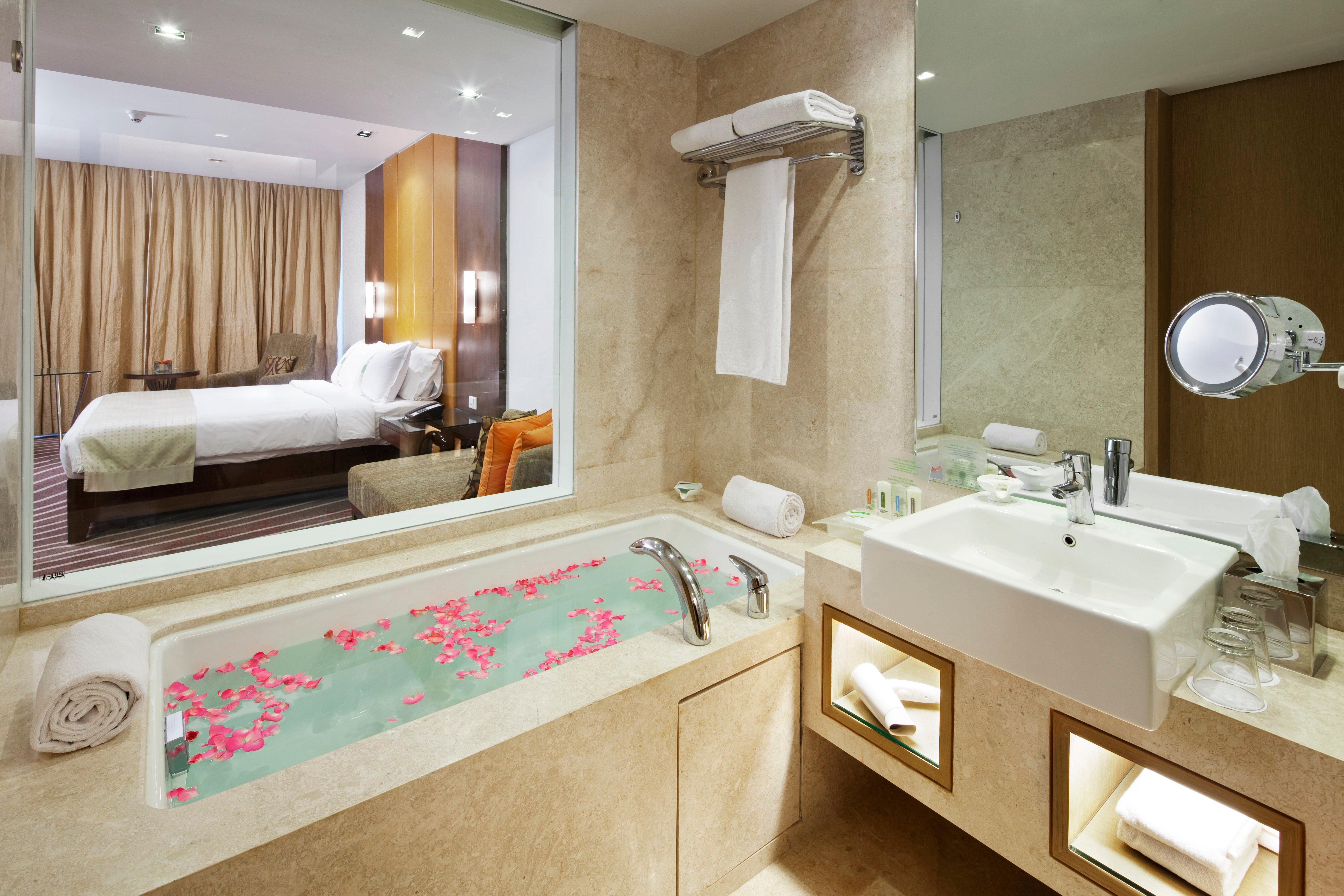 Holiday Inn Mumbai International Airport By Ihg Eksteriør bilde A bathroom in a hotel