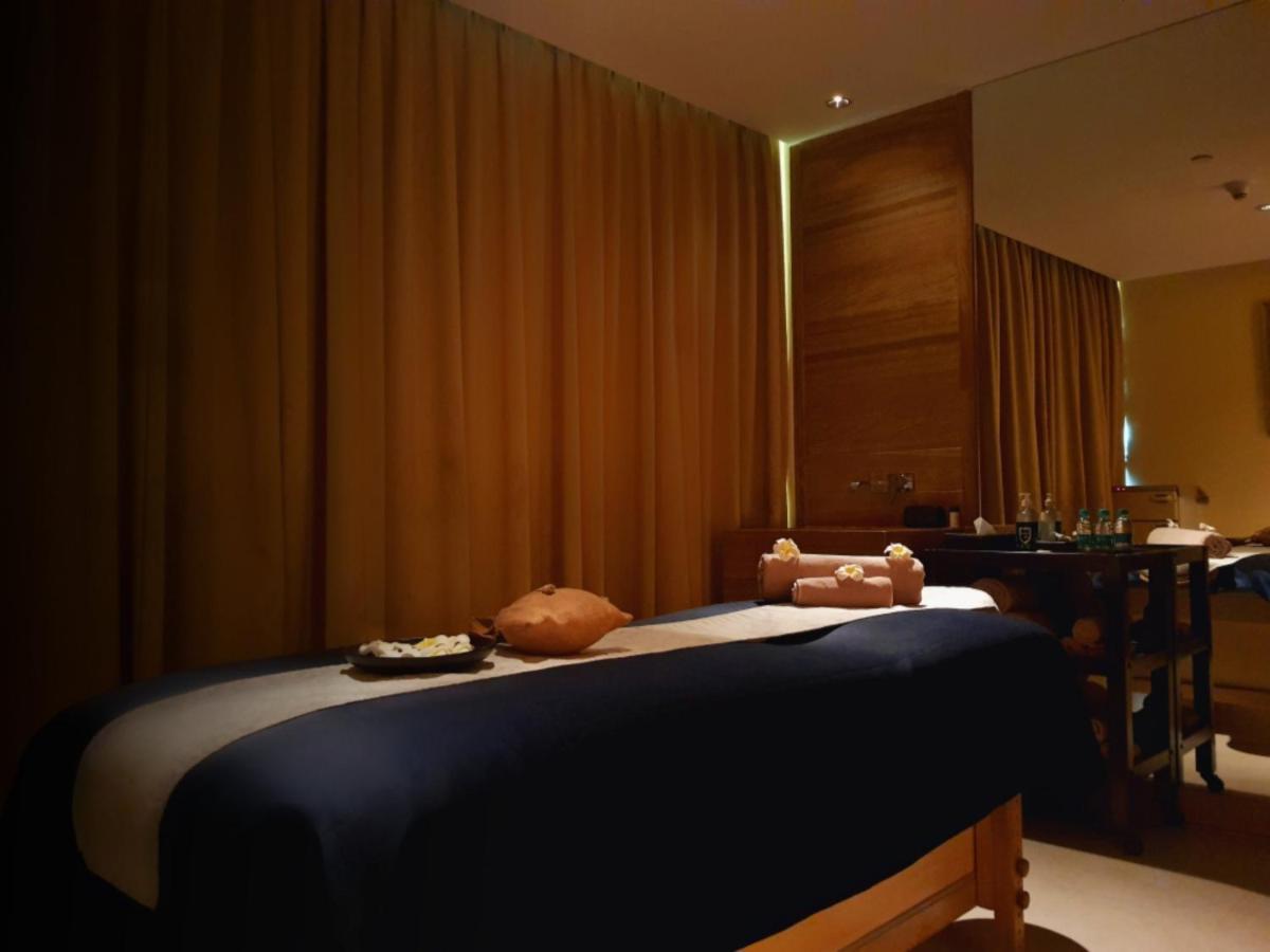 Holiday Inn Mumbai International Airport By Ihg Eksteriør bilde A massage bed