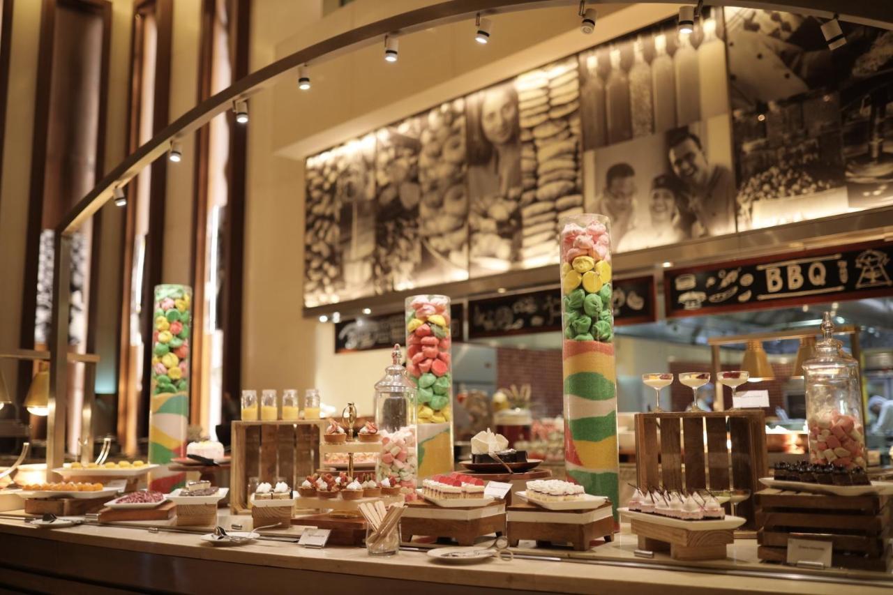 Holiday Inn Mumbai International Airport By Ihg Eksteriør bilde The buffet at the lobby