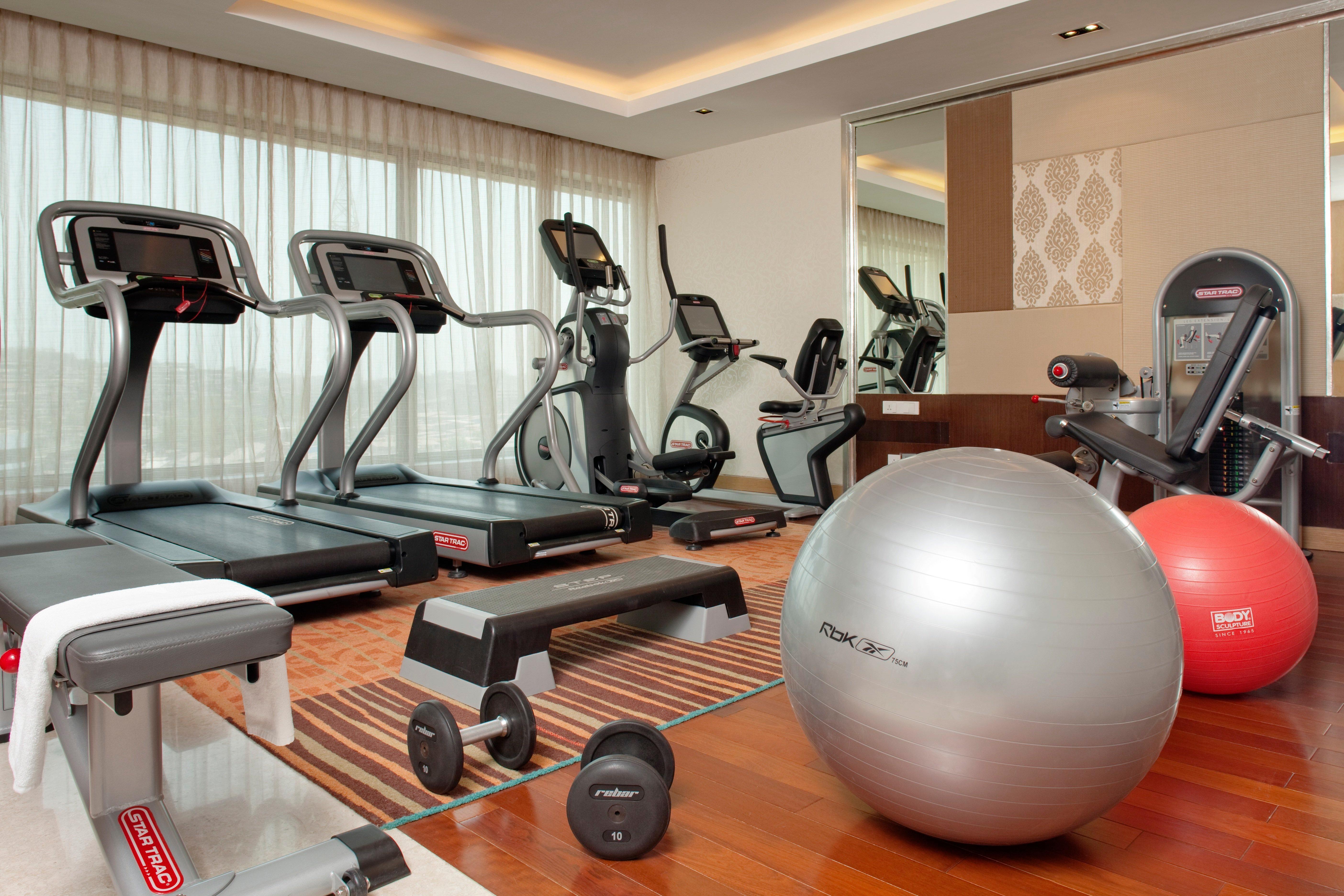 Holiday Inn Mumbai International Airport By Ihg Eksteriør bilde A gym at a hotel