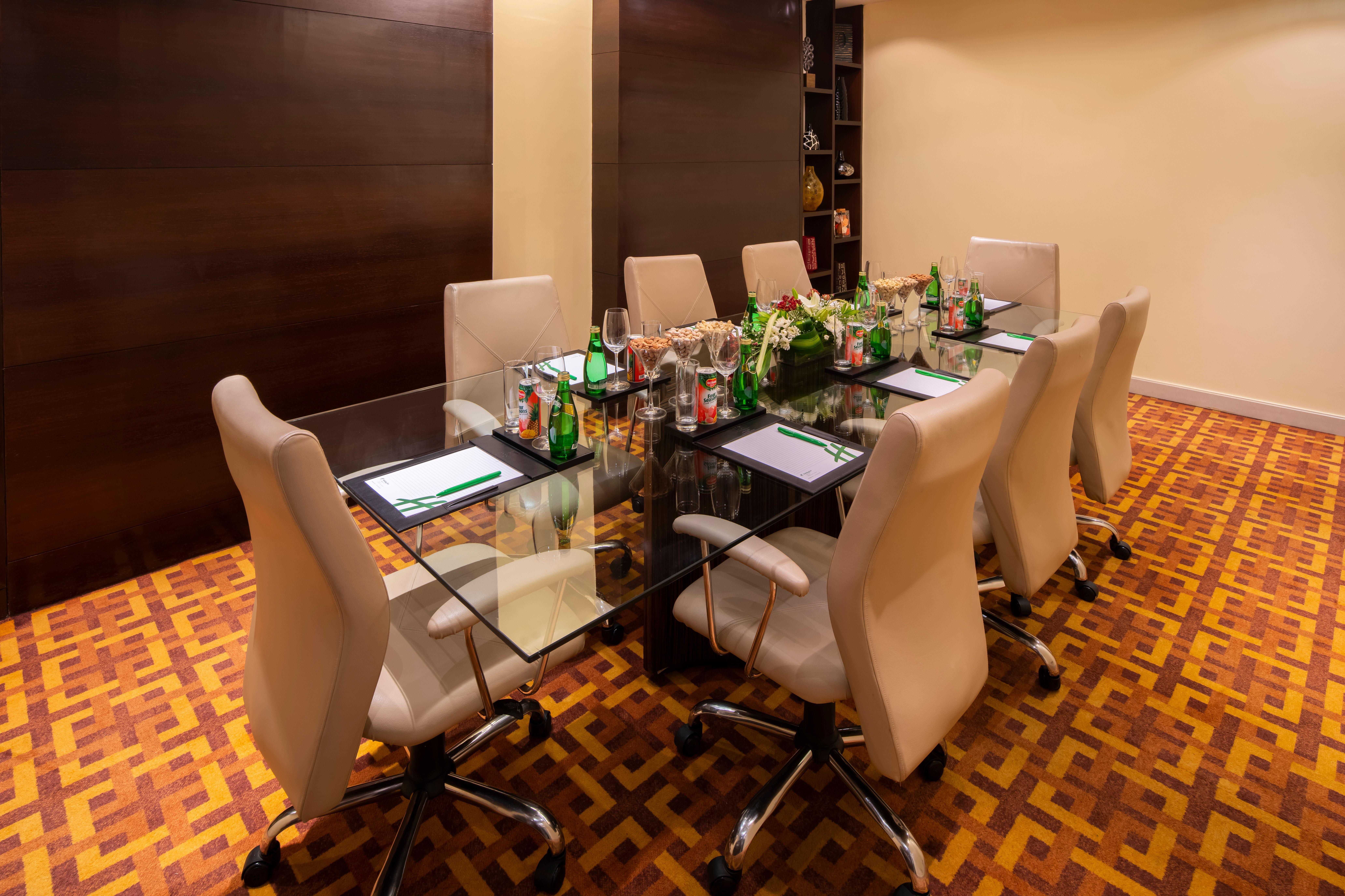 Holiday Inn Mumbai International Airport By Ihg Eksteriør bilde Meeting room at the hotel