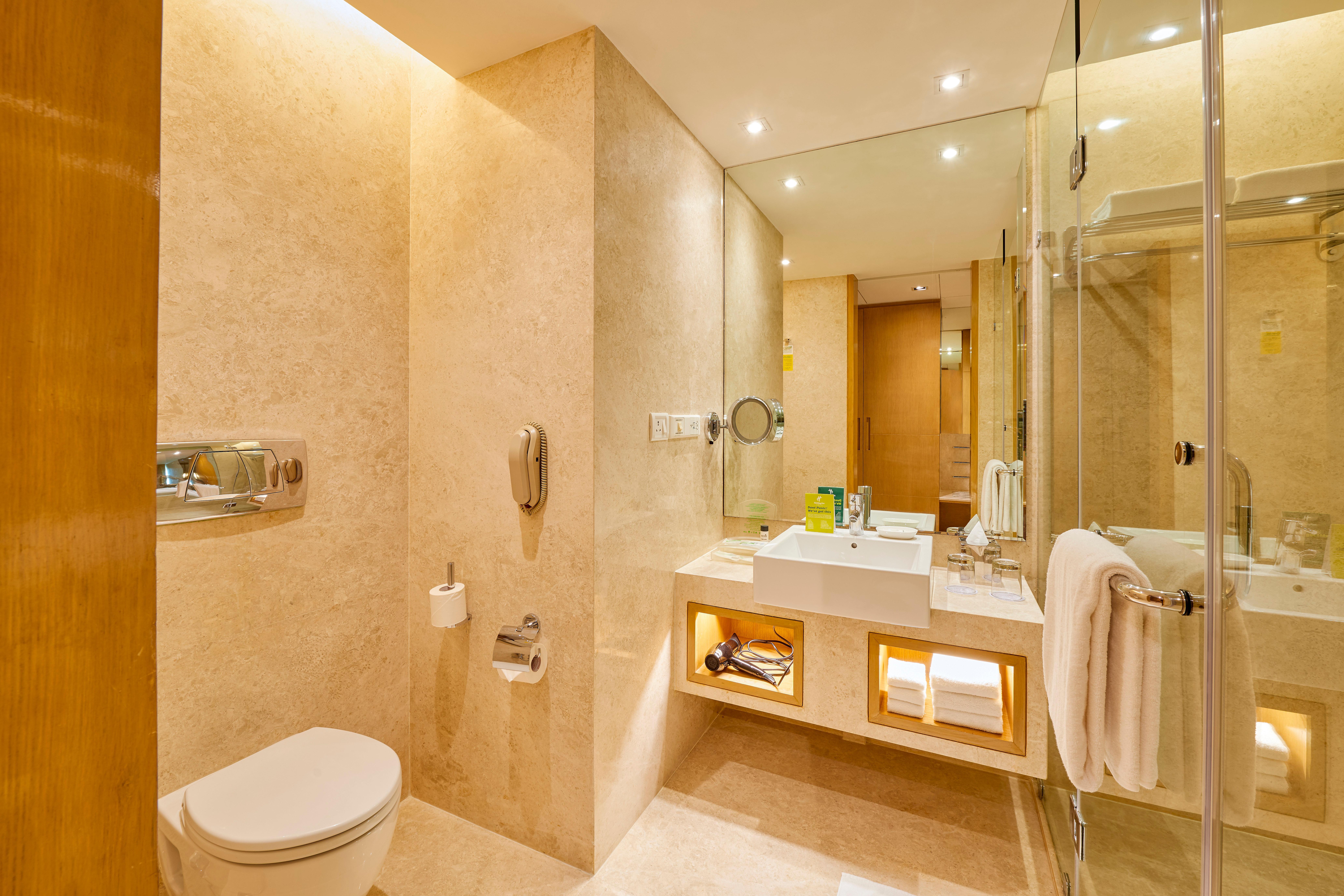 Holiday Inn Mumbai International Airport By Ihg Eksteriør bilde Bathroom