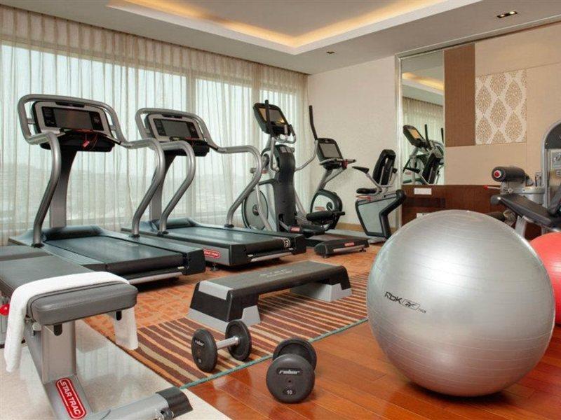 Holiday Inn Mumbai International Airport By Ihg Eksteriør bilde A gym at a hotel