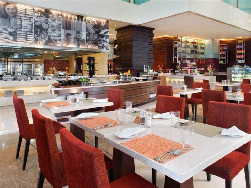 Holiday Inn Mumbai International Airport By Ihg Eksteriør bilde The restaurant