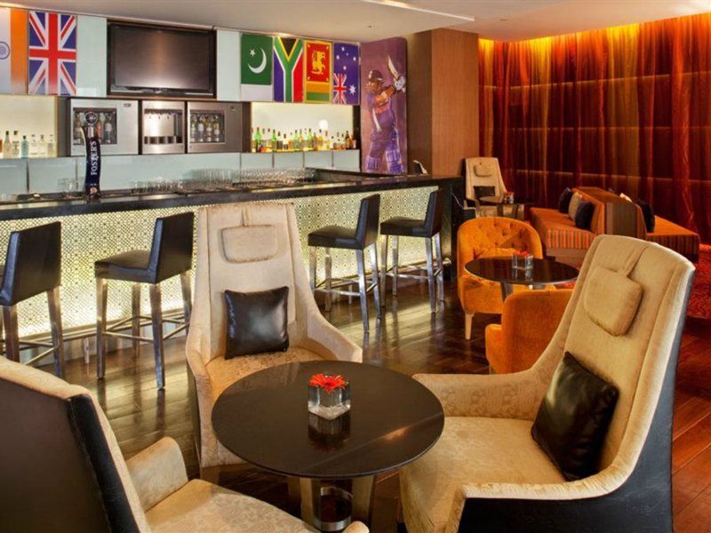 Holiday Inn Mumbai International Airport By Ihg Eksteriør bilde The bar at the lounge