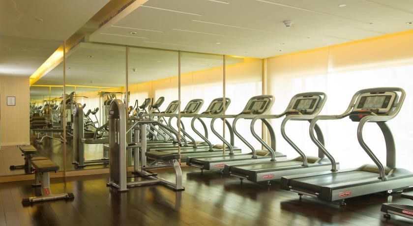 Holiday Inn Mumbai International Airport By Ihg Eksteriør bilde A row of treadmills